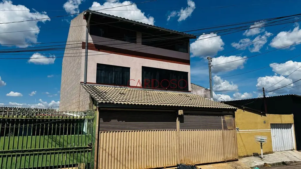 Sobrado, com 3 pavimentos no Riacho Fundo 2Com 3 Dormitórios, incluindo uma suít...