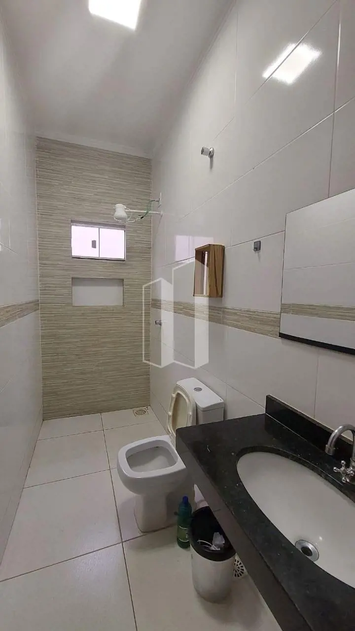Casa 2/4, 1 suíte, 1 bs, armários; cozinha, quartos e nos banheiros, garagem cob...