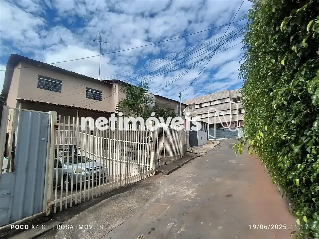 Excelente casa com dois andares, ideal para moradia e/ou renda com aluguel! Térr...