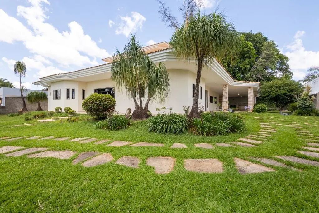 :: Casa ampla em lote de 1.600 m2 em Vicente Pires - Cond. de alto padrão. 3 suí...