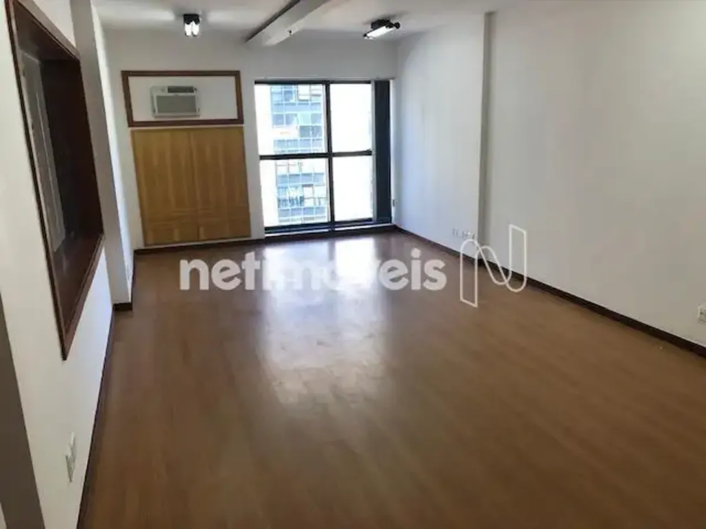 Apresentamos um conjunto de duas salas interligadas, totalizando 65 m², localiza...