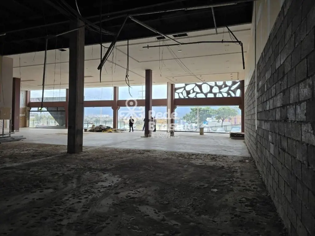 Loja ampla no Riacho Fundo II. Centro empresarial, comercial.São 200 metros livr...