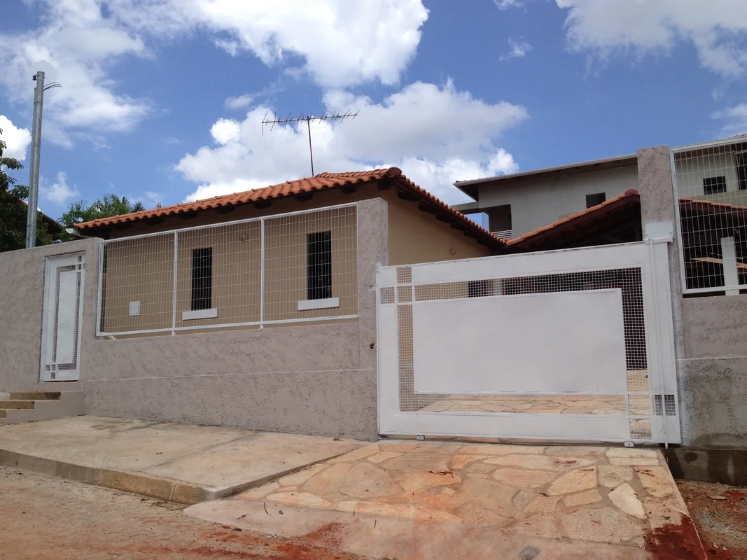 LINDA CASA TÉRREA EM CONDOMÍNIO FECHADO A 7KM DA PONTE JK. CASA CLARA, BEM VENTI...
