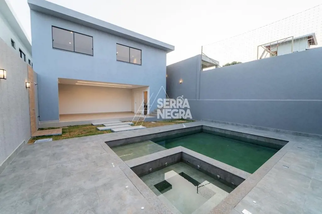 Características:- Area total terreno: 350M²- Area construida: 280M²- 03 Suítes, ...