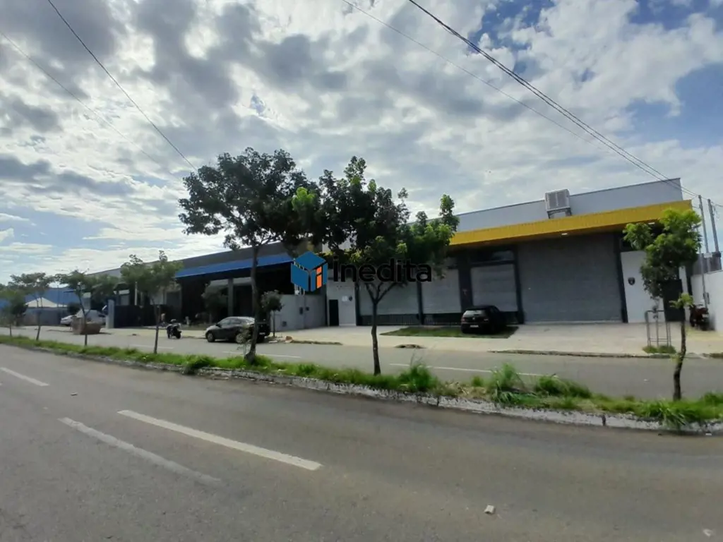 Galpão amplo, localizado na avenida principal Vieira Santos, no Jardim Itaipu, u...