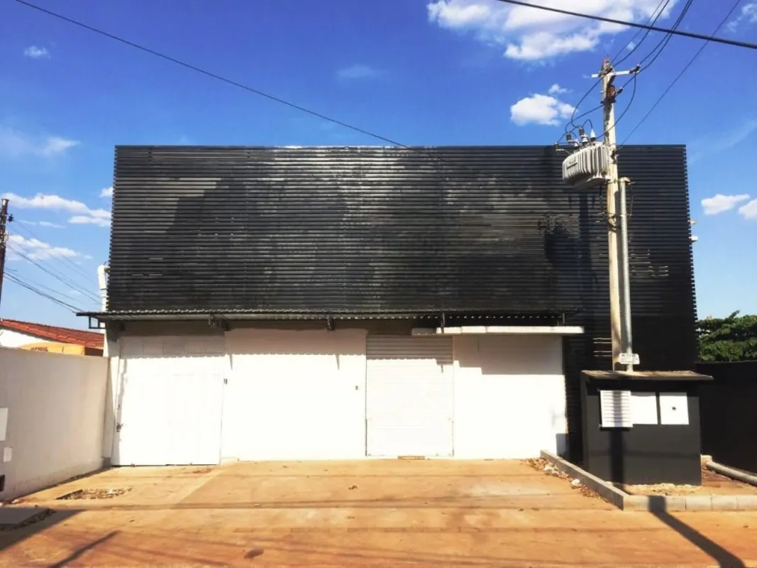 Galpão com 550,00m², mais 200m² de mezanino contendo várias divisões internas, e...