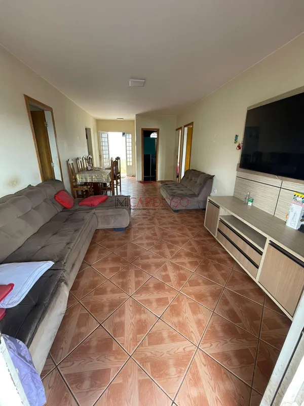 Sobrado à Venda – QR 318, Samambaia SulLocalizado na QR 318 de Samambaia Sul, pr...