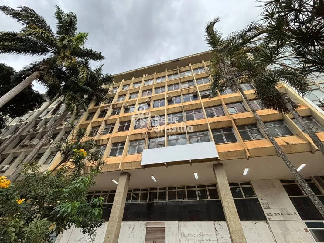 Acesso principal em porta de blindex, com hall de circulação. O imóvel conta com...