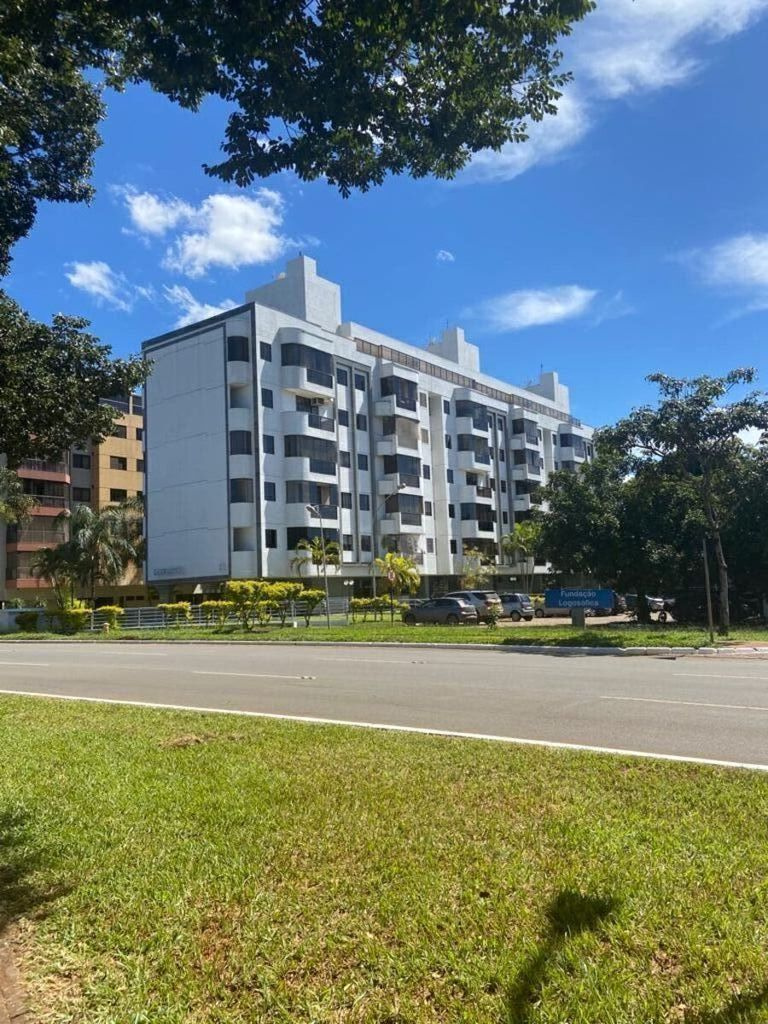 . ALUGA-SE APARTAMENTO MOBILIADO COM 2 QUARTOS, 1 BANHEIRO, SALA CONJUGADA, VARA...