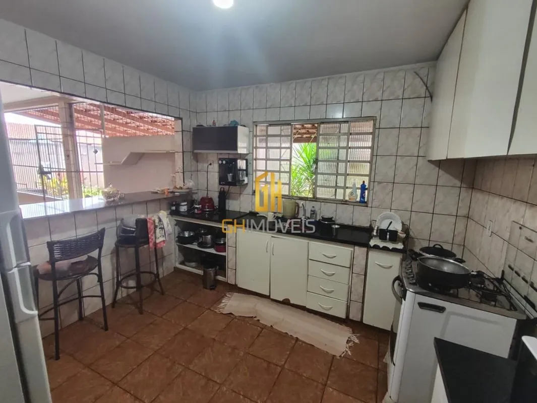 CA1243Casa com 3 quartos no Setor Santos Dumont, em terreno com 277m² com 160m² ...