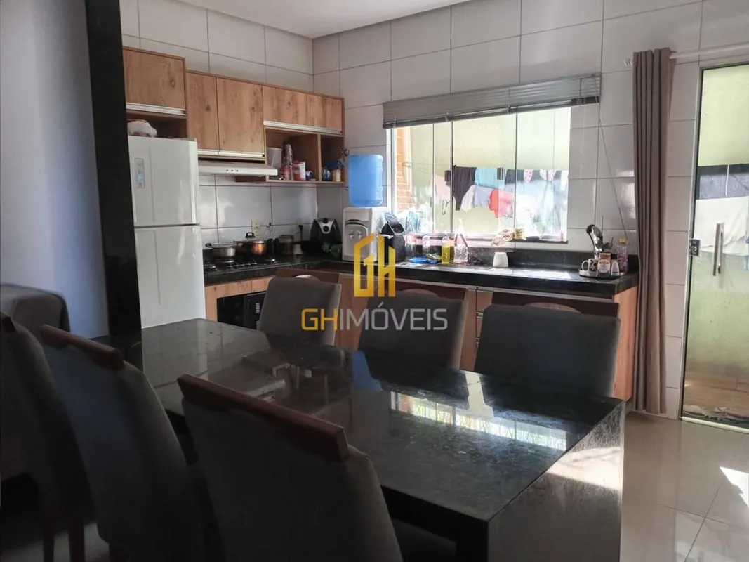 Lindo sobrado com 2 quartos sendo 1 suíte localizado no Setor OrientvilleO sobra...