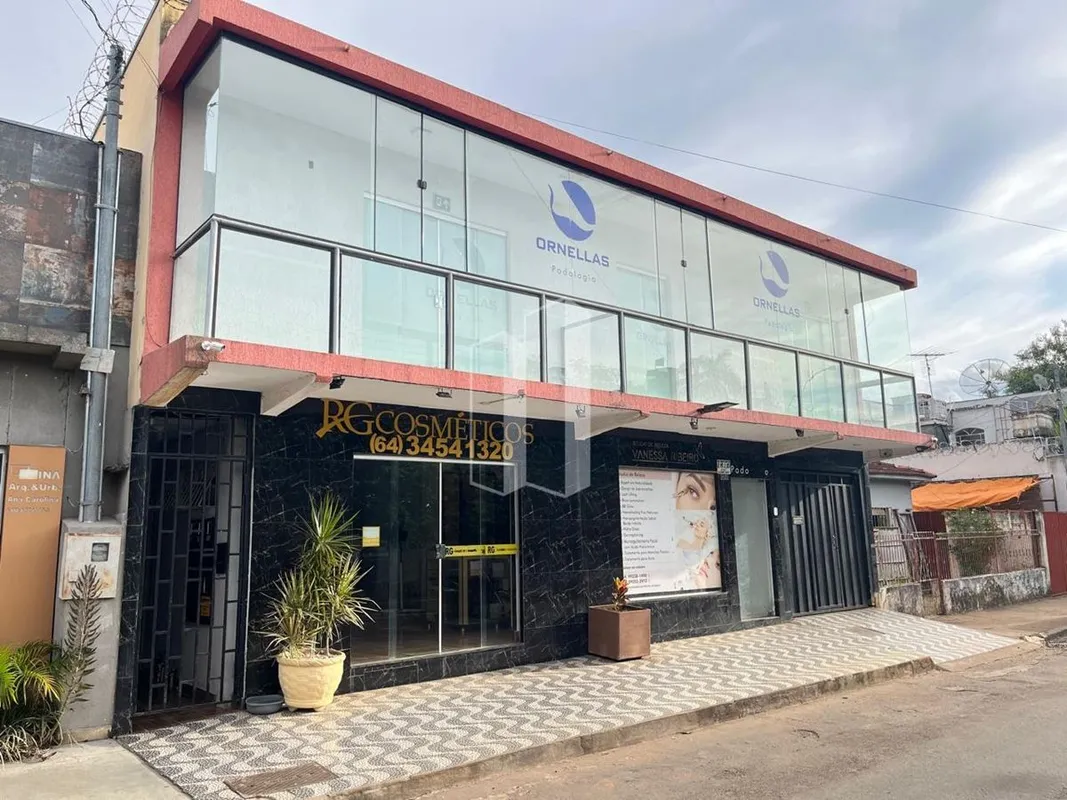 Com 574m² de área construída contendo: Casa 160m², anexa a loja com 21m², com ba...
