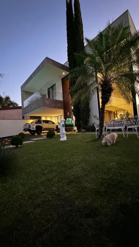 Sobrado triplex contendo:- 3 pavimentos;- 3 quartos todos c/ suíte, um com suíte...