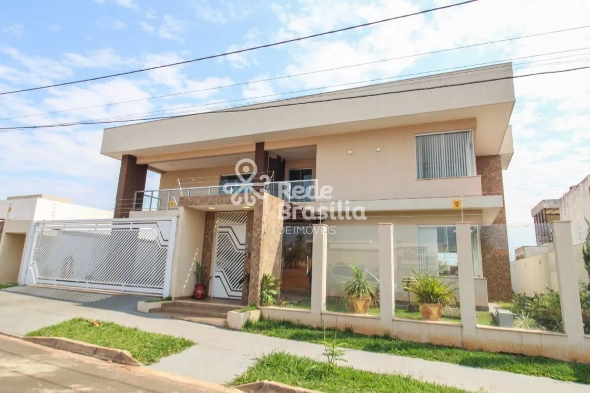 Casa moderna localizada no Jardim Botânico III. A região tem absolutamente tudo ...