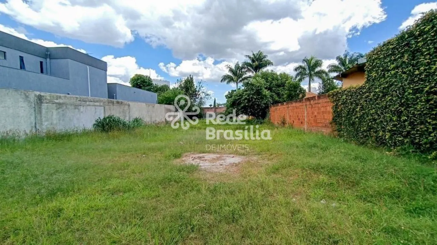 Lote localizado no condomínio Portal do Lago Sul possui uma área total de 790 me...