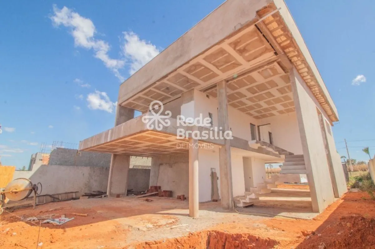 Esta casa em construção no Condomínio Le Premier promete oferecer uma combinação...