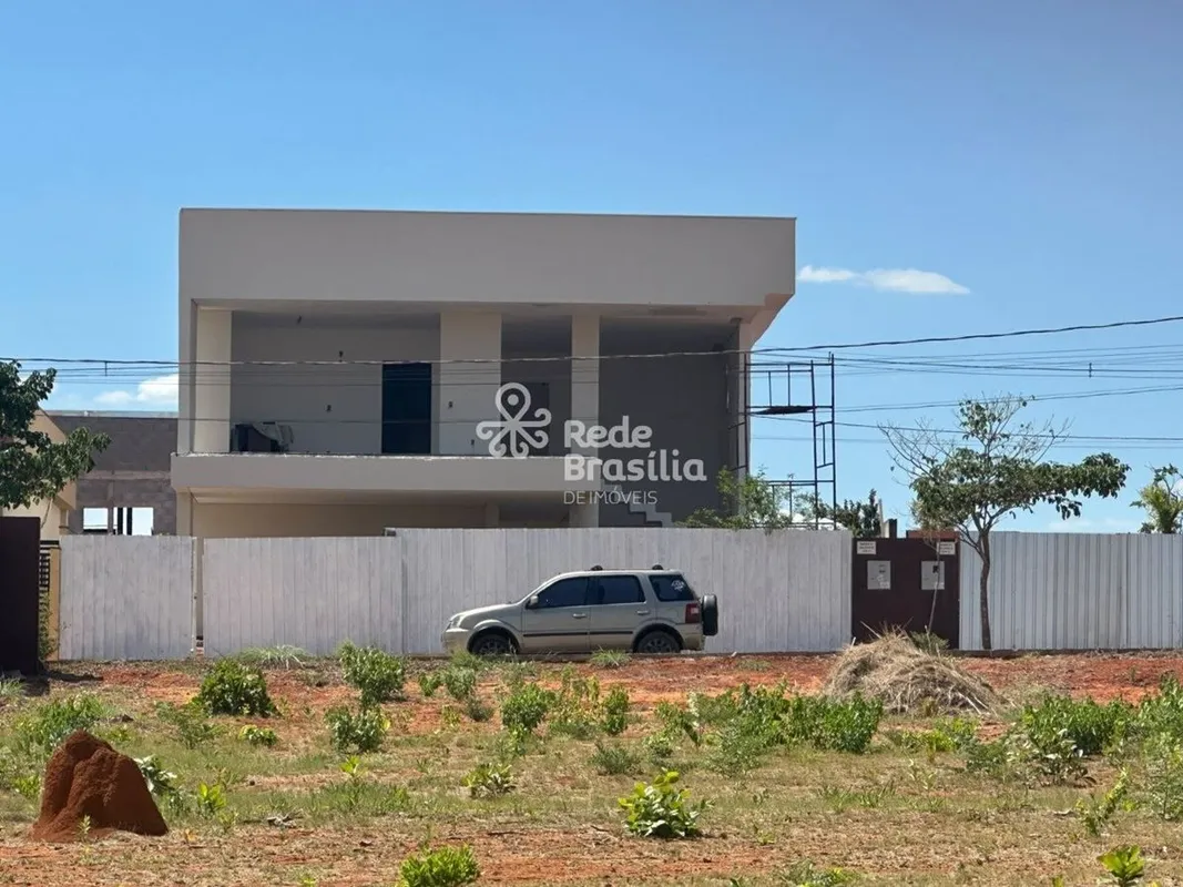 Esta casa em construção no Condomínio Le Premier promete oferecer uma combinação...