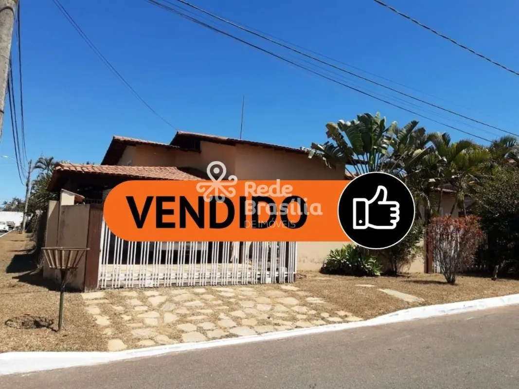 Se você busca espaço e integração com a natureza, apresento-lhe a Casa Yunes, em...