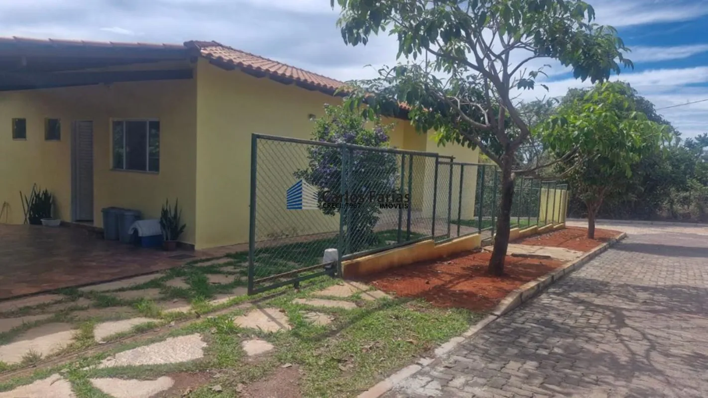 -CASA À VENDA NO COMDOMÍNIO MANSÕES SANTA CECILIA COM ÁREA CONSTRUIDA DE APROXIM...