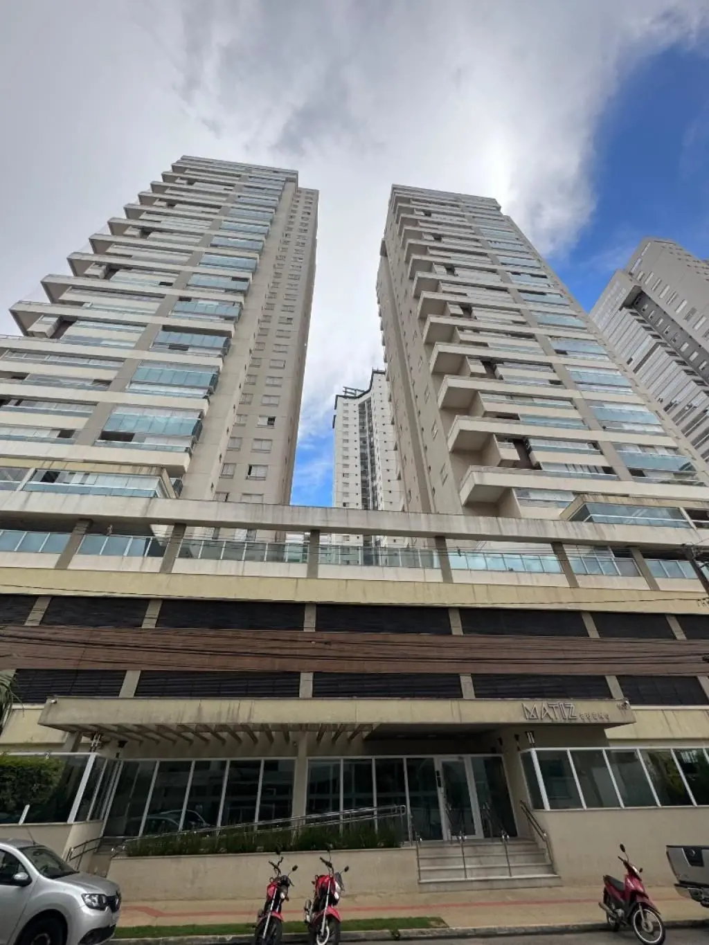 Excelente apartamento para aluguel no Edifício Matiz, no Setor Bueno, com 03 suí...