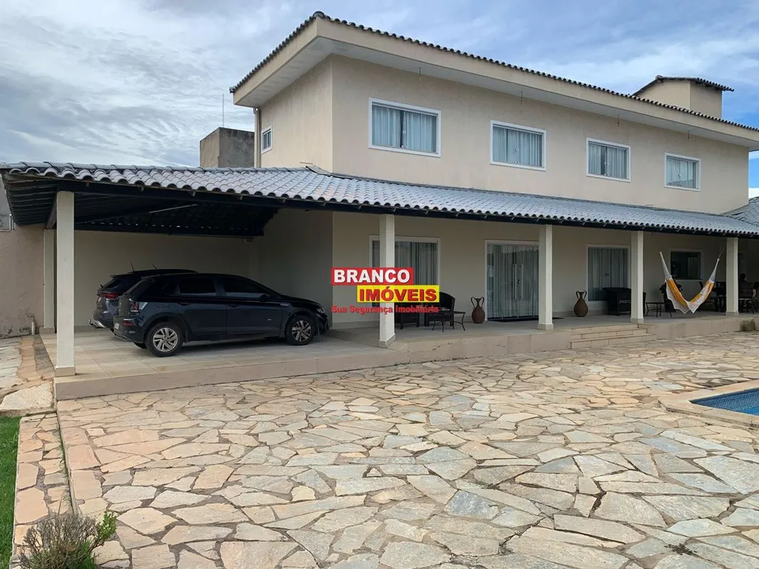 Um lindo sobrado, estilo colonial, amplo, casa compõe com 4 quartos, sendo duas ...