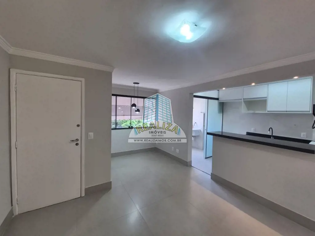 Realiza Imóveis aluga apartamento reformado e vazado, composto por: Sala com doi...