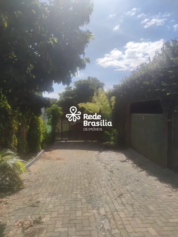 Encante-se com esta casa rústica de madeira de aroeira, projetada por um arquite...