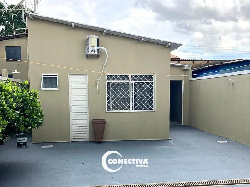  Comentários do corretor: Casa com 3 quartos, sendo um suíte, sala ampla 2 ambie...
