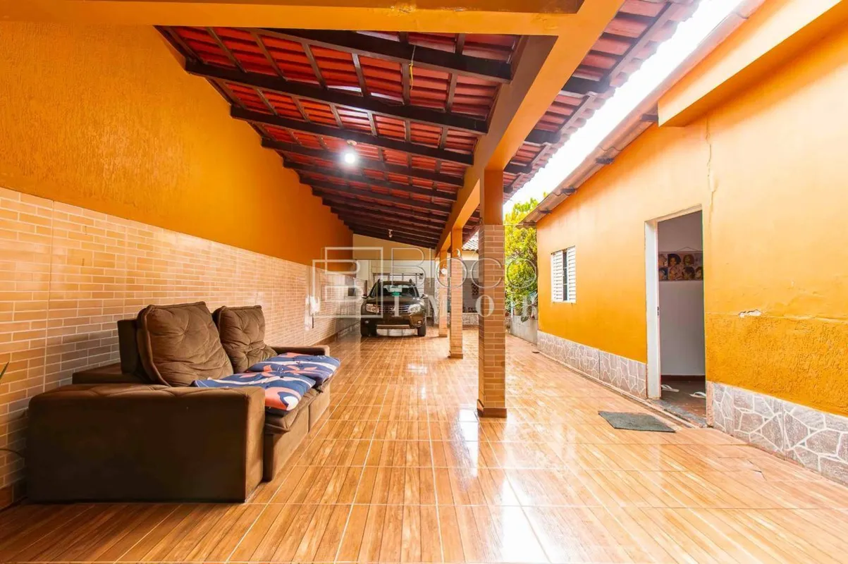 Casa térrea, bem arrejada e iluminação natural, localizada na principal avenida ...