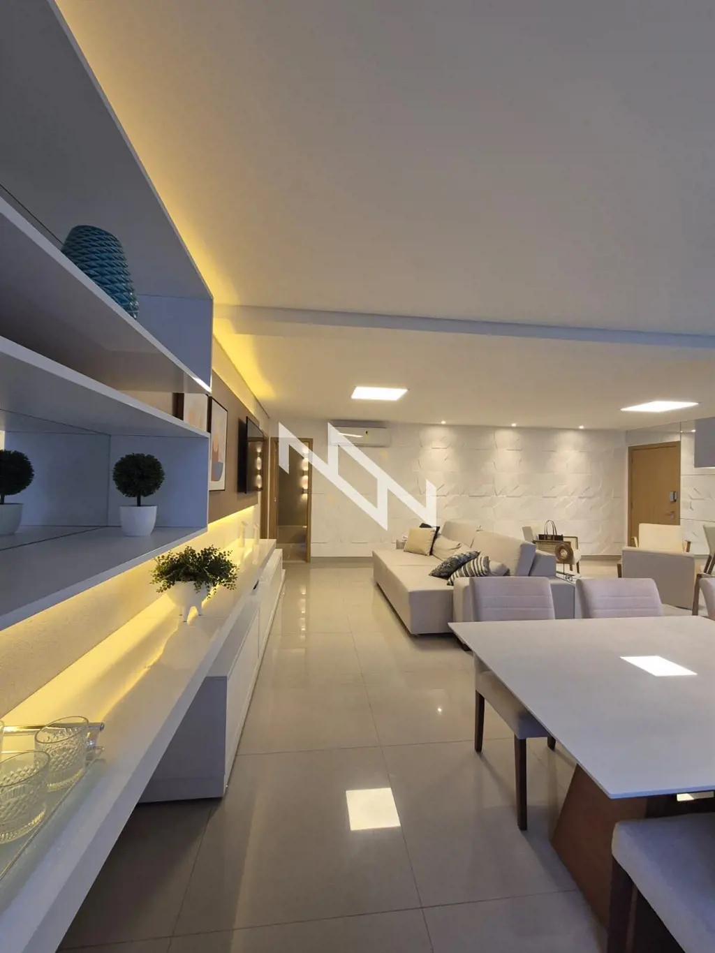 Apartamento mobiliado com 135 m², composto por 3 suítes, lavabo, sala ampla inte...