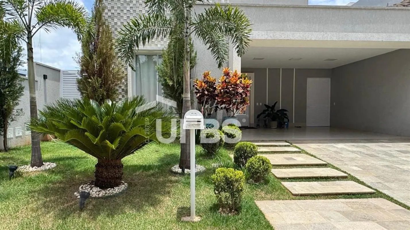 COD U-0024273 - Belíssima casa térrea no Jardins Nápoles!Em um lote de 360m² e 2...