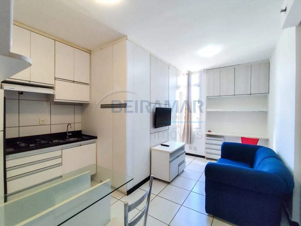 O imóvel dispõe de:- 1 quarto com armários e cama;- Suíte com armários e box em ...