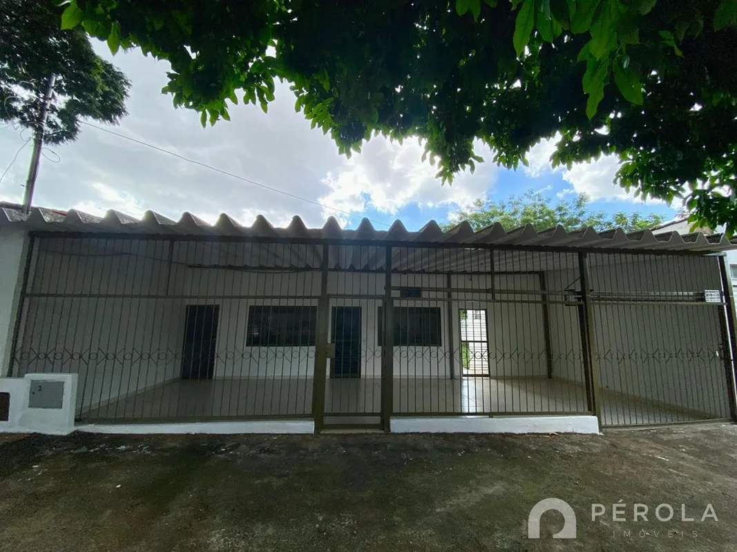 Casa com quatro quartos sendo um suíte, duas salas, cozinha, banheiro social e á...