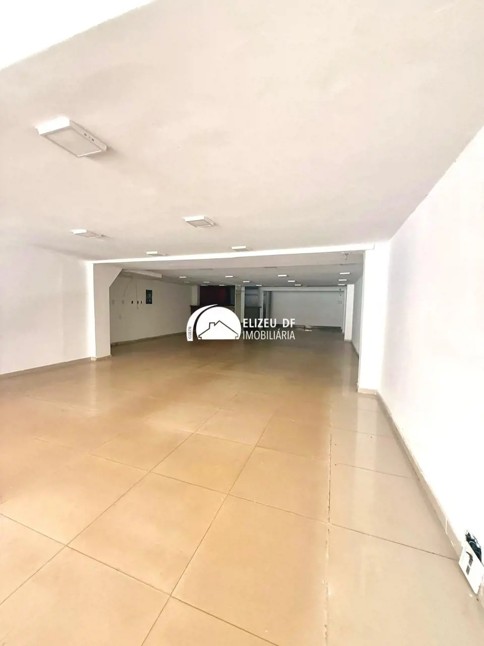 Elizeu DF Imobiliária aluga loja em Taguatinga, composta por: - 1 vão e mesanino...