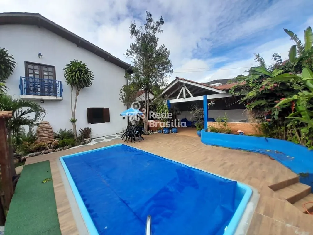 Casa de 5 Quartos com Piscina no Condomínio Bernardo Sayão - Guará II.Se você bu...