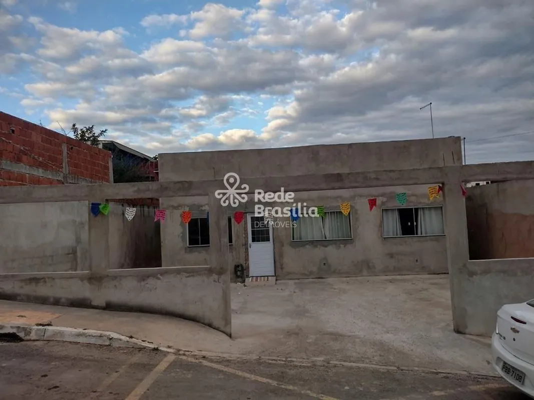 Casa à venda na Rua 08 Vicente Pires, com 300m² de área construída, em fase de a...