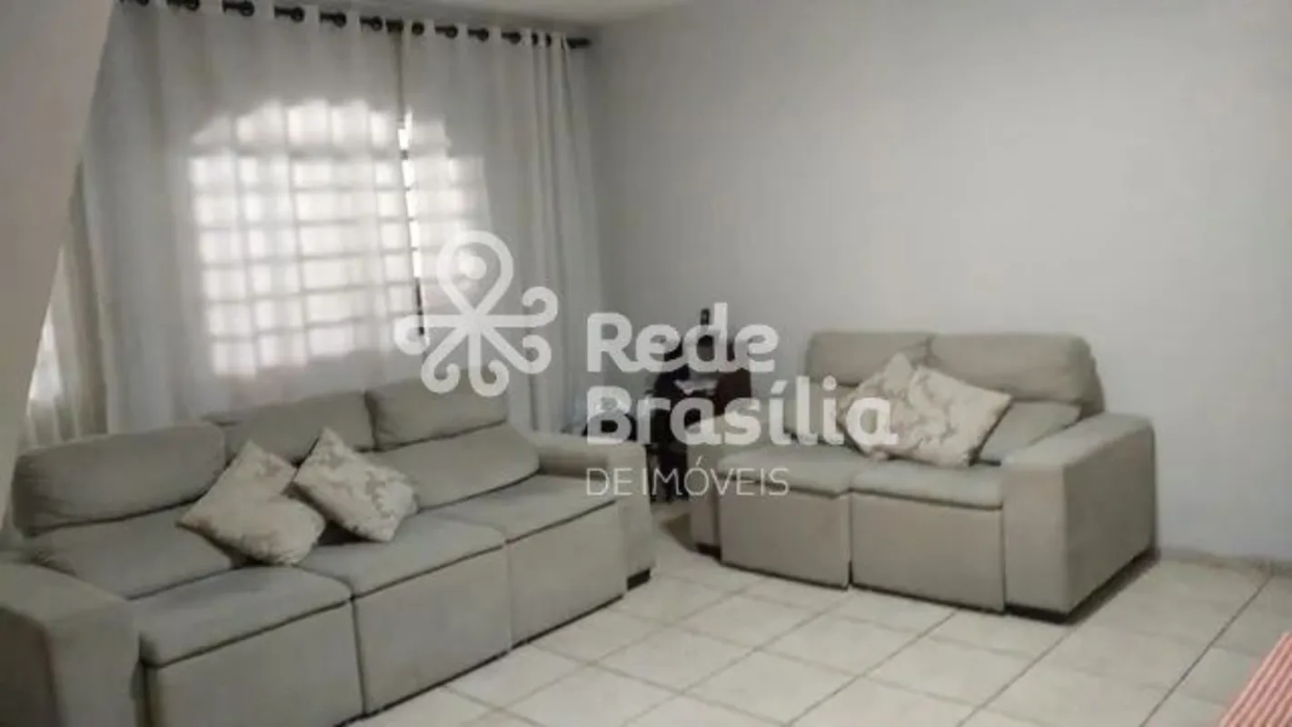 Sobrado com excelente localização, na QN 03!!!- Composto de:Térreo: Sala de esta...
