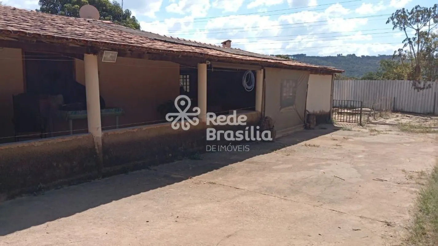 CASA NO ALTIPLANO EM LOTE DE 2 MIL M²..A casa possui 3 quartos, sendo uma suíte ...