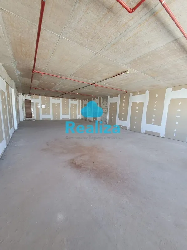 Sala ampla no contra piso e sem forro de gesso (no osso) ideal para sua empresa ...