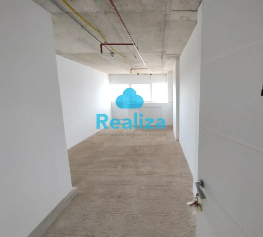 A sala situada no 4° andar em seu estado original sem piso acabado e sem forro p...