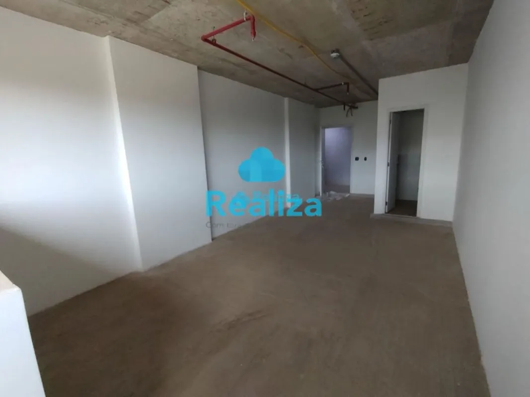 Sala comercial à venda situada no 7° andar em seu estado original sem piso acaba...