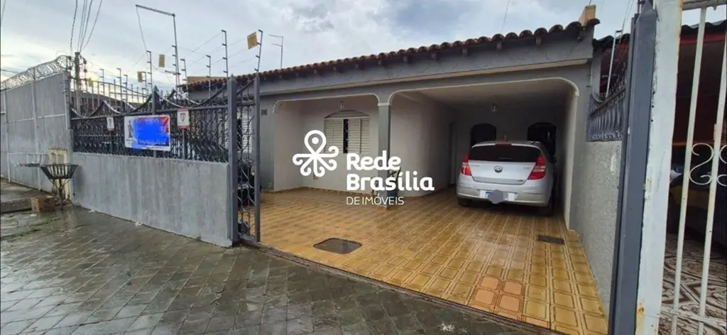 QNM 1 I Casa 3 Quartos sendo 1 Suíte com 3 Vagas de Garagem e Edícula - Aceita F...