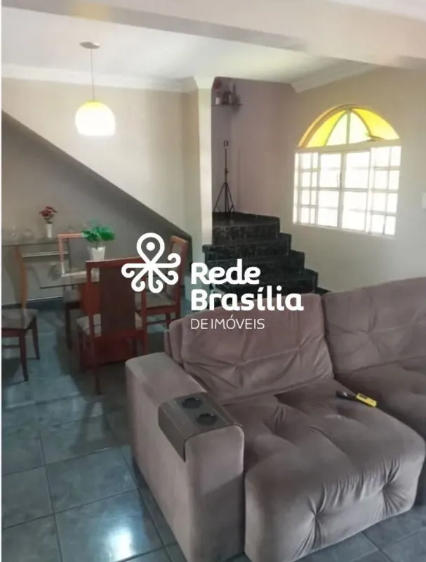 QR 406 Conjunto 26 | Casa Sobrado 4 Quartos sendo 1 Suíte com 2 Vagas de Garagem...