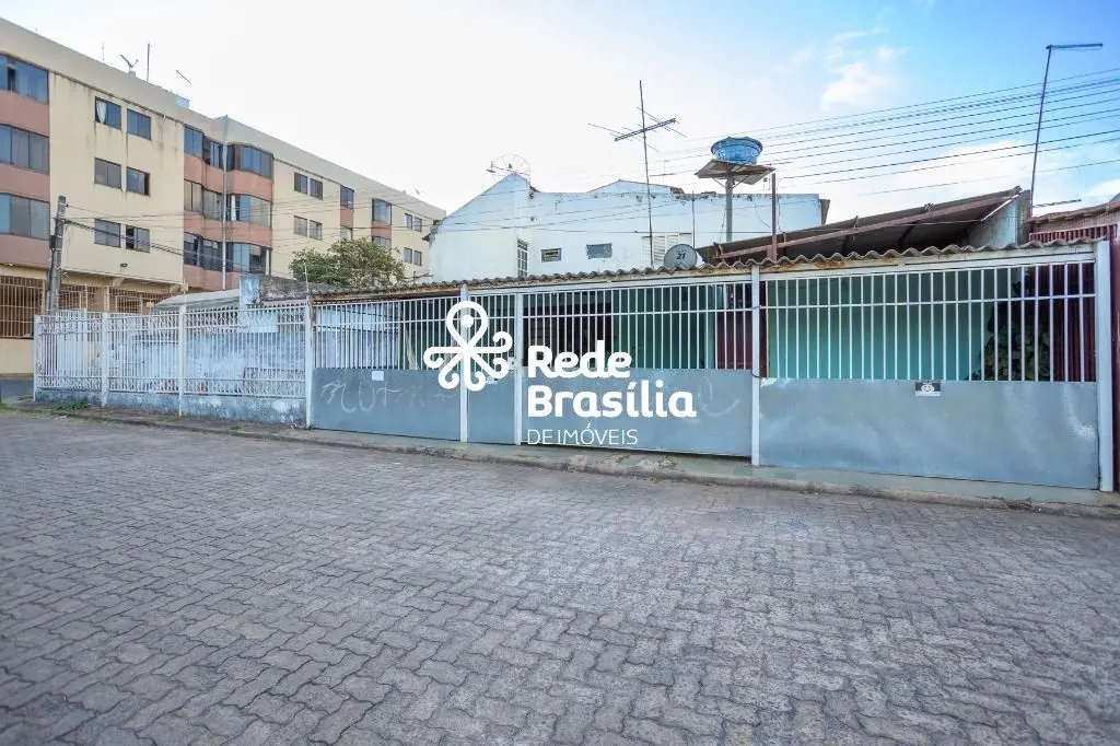 Casa térrea de esquina à venda na QI 09 do Guará I | 2 casas em lote de 200 m²Se...