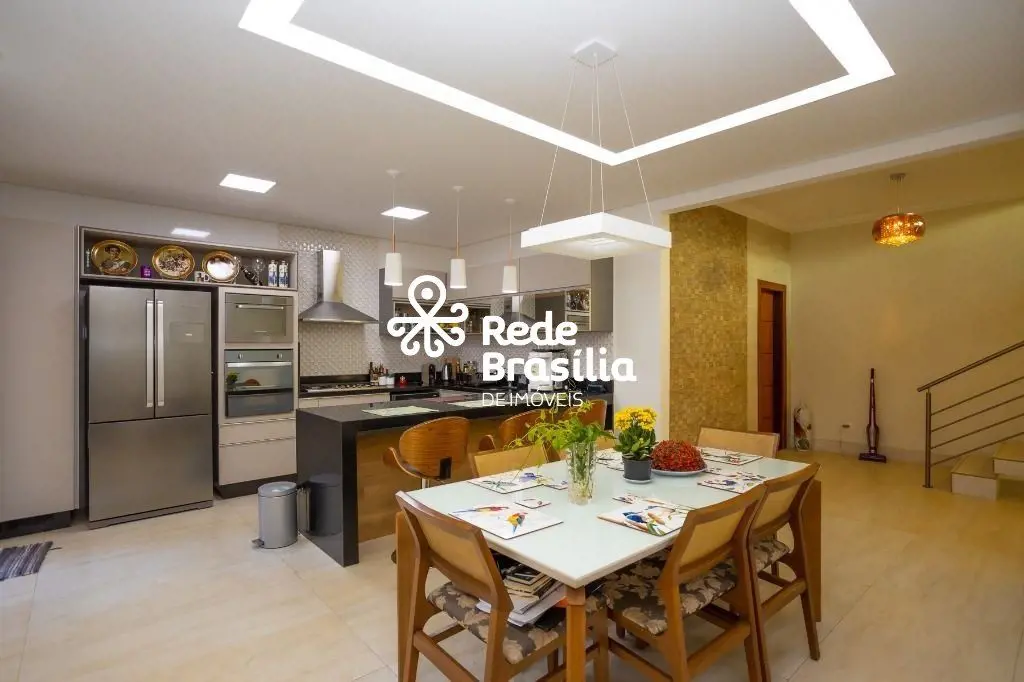 Rua 4 | Casa de 2 pavimentos com 4 Quartos sendo 3 Suítes e 9 Vagas de Garagem -...