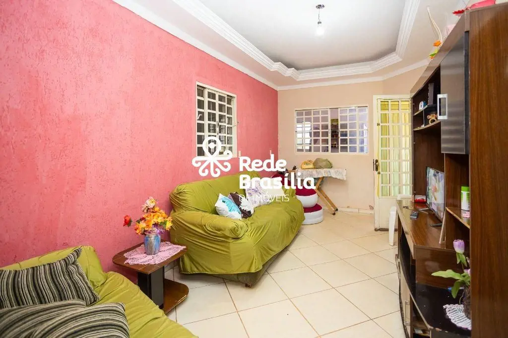 Quadra 406 Conjunto H | Casa com 6 Quartos sendo 2 Suítes e 2 Vagas de Garagem -...