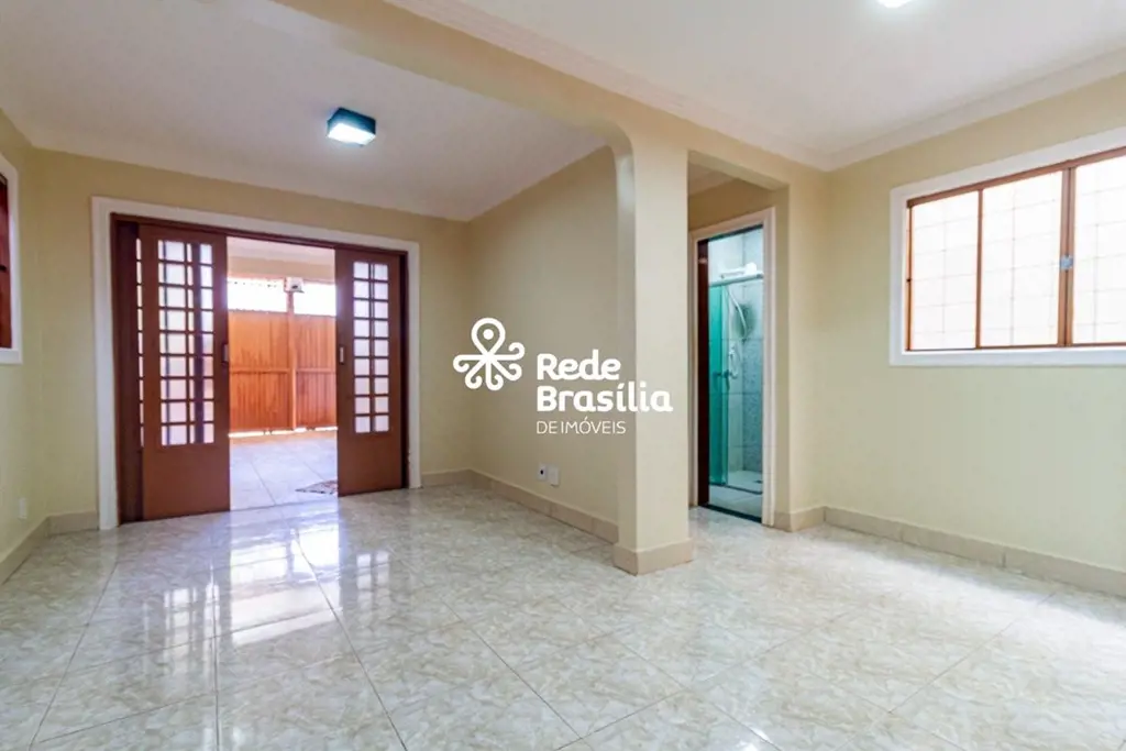 TH32406 - Qr 404 Samambaia, Casa 04 quartos, 244m². Agende sua visita! Imóvel co...