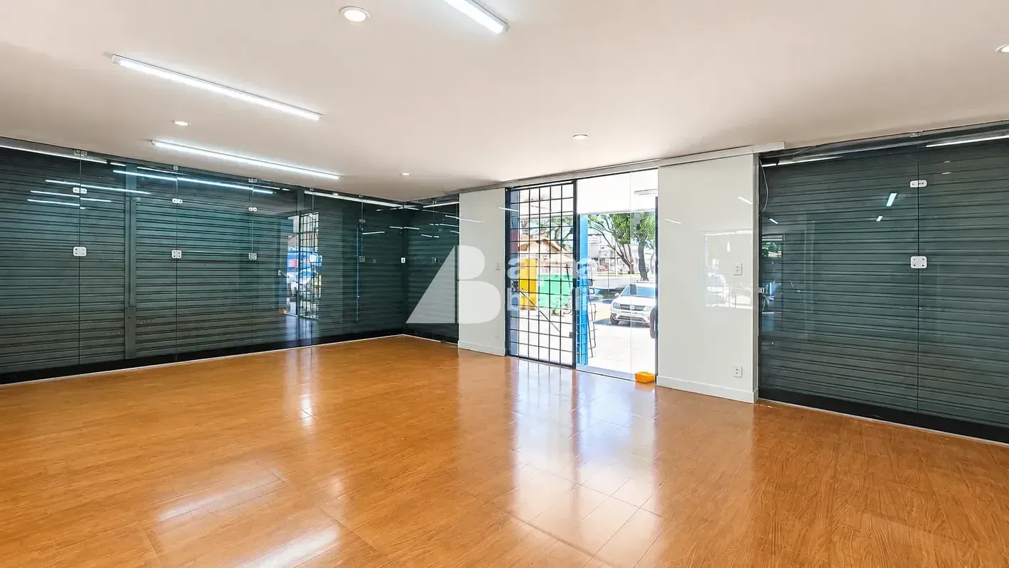 Ótima opção de loja duplex.Localizada de frente para a movimentada avenida princ...