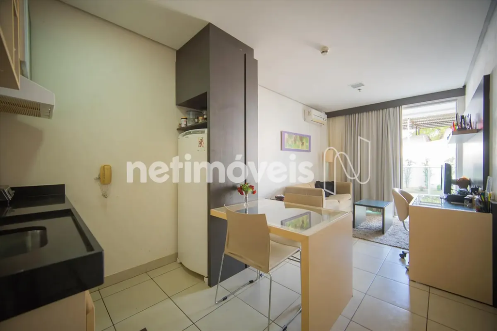 Apartamento reformado com lazer completo no Edifício Lake View Resort. Localizaç...