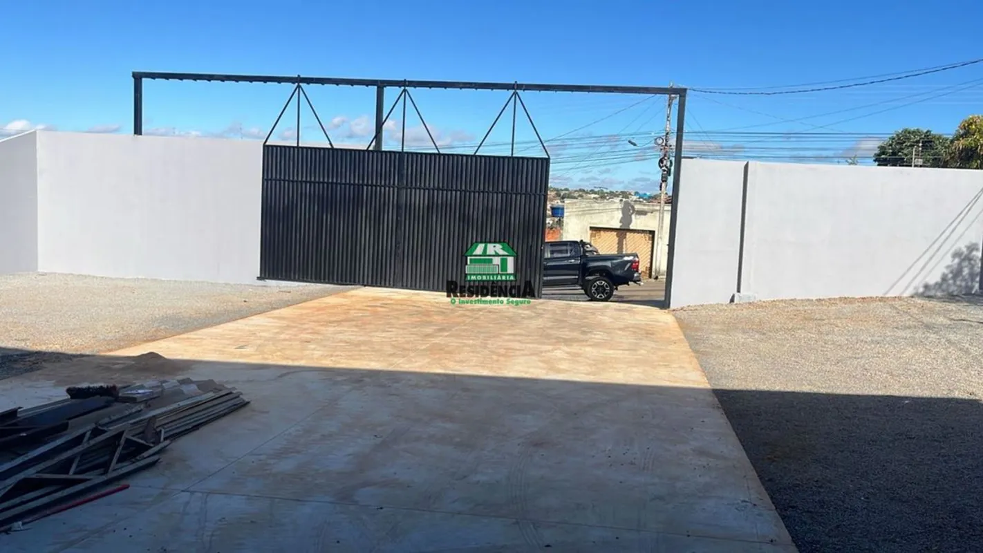 contendo :Área total 1.100 de terreno sendo 500 de galpão e 600 de pátio interno...